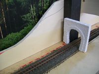 An der Schmalspurstrecke werden die selbstgebauten Tunnelportale angepasst.