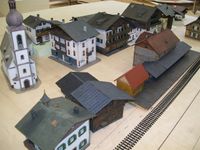 Der Ortsteil Oberklausen mit den gr&ouml;&szlig;tenteils Eigenbauten und mit dem Bahnhofsgeb&auml;ude rechts.